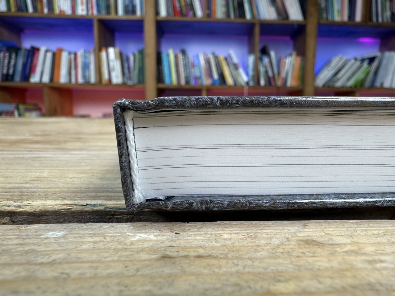 Livre relie dos collé