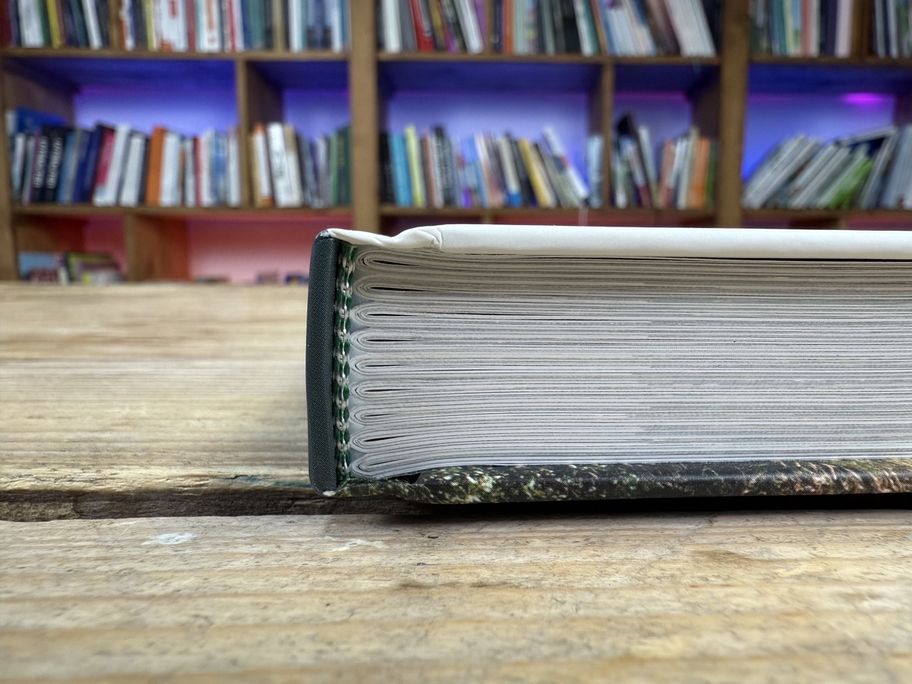 livre relie dos cousu